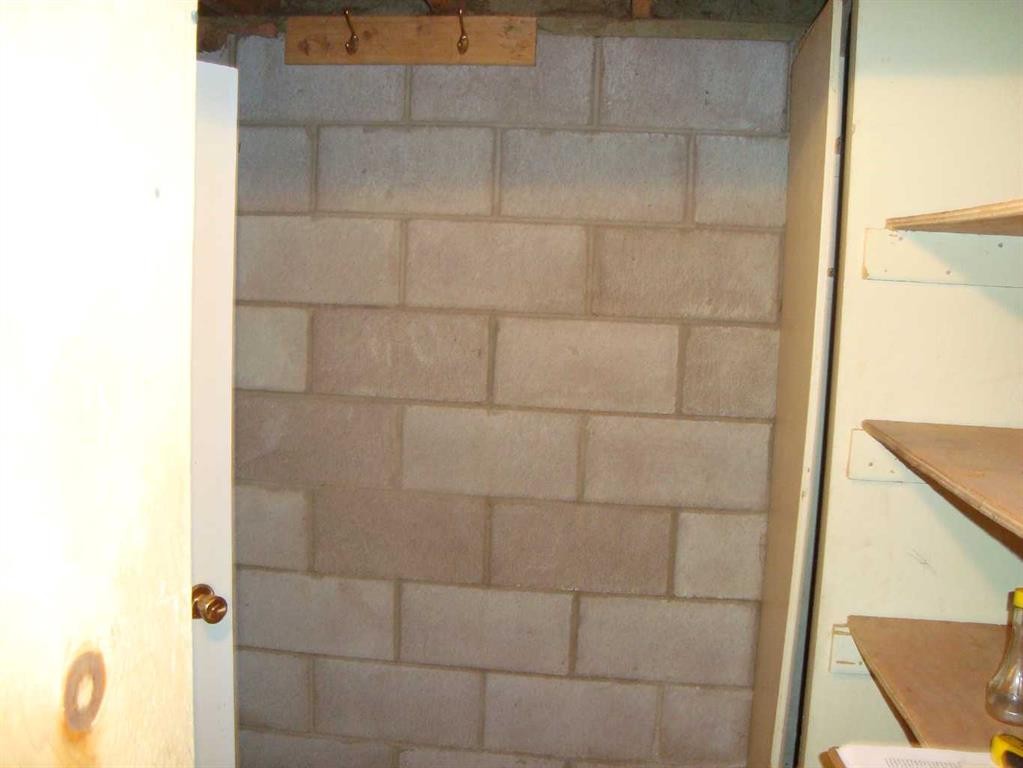 107 2Nd Avenue North, Torrington, AB - Indoor Photo Showing Bathroom