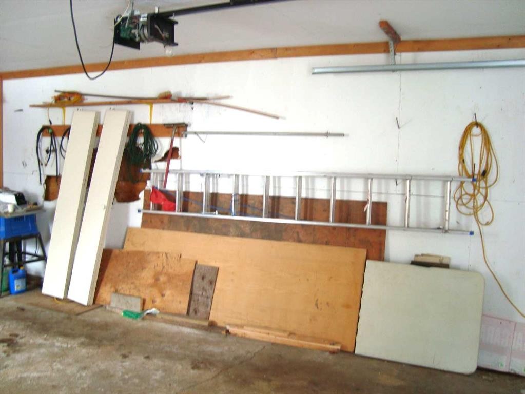 107 2Nd Avenue North, Torrington, AB - Indoor Photo Showing Garage