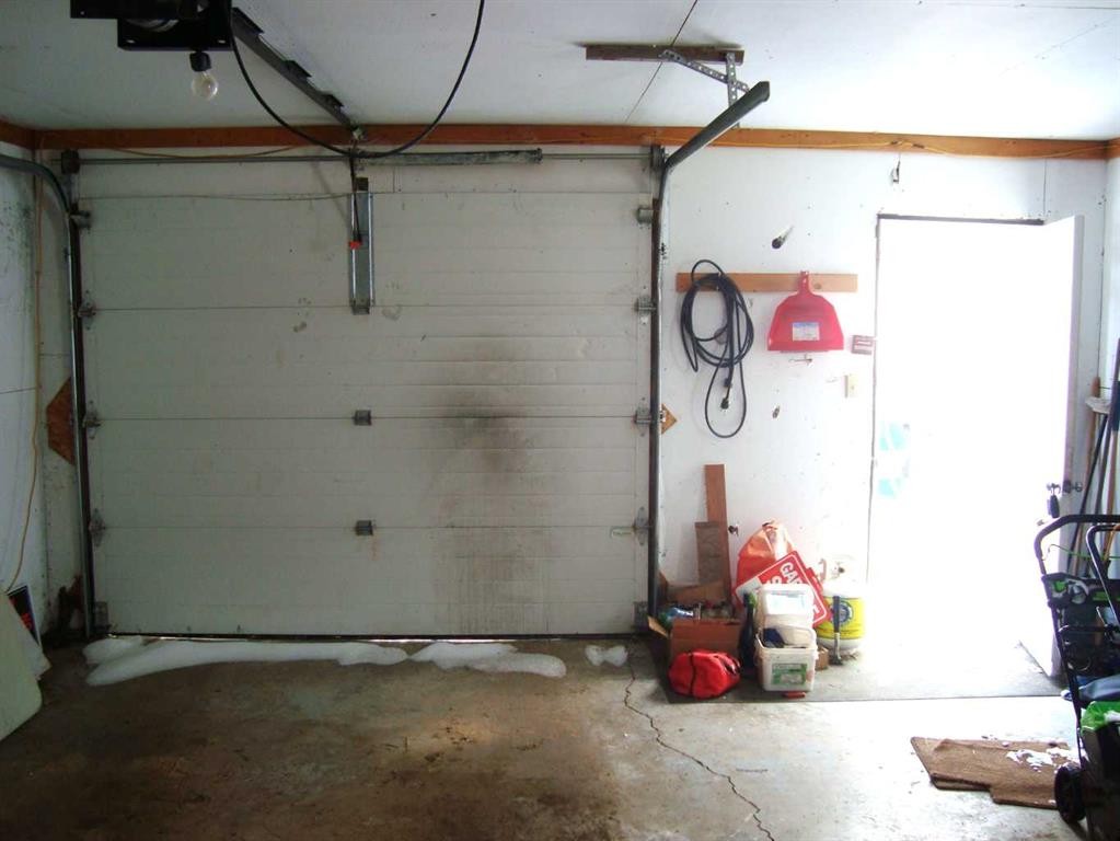 107 2Nd Avenue North, Torrington, AB - Indoor Photo Showing Garage