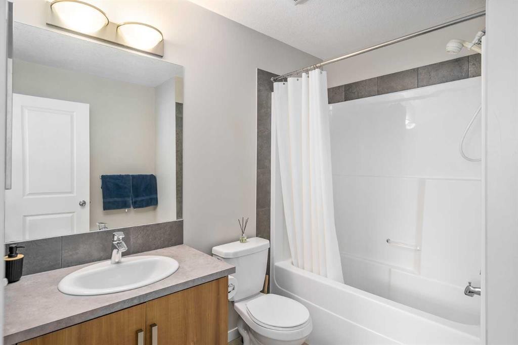 37 New Brighton Point Se, Calgary, AB - Indoor Photo Showing Bathroom