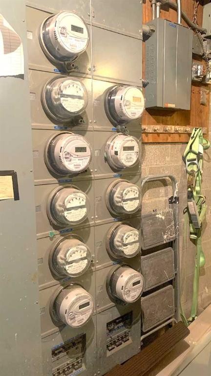 726 5A Street Nw, Calgary, AB - Indoor Photo Showing Other Room