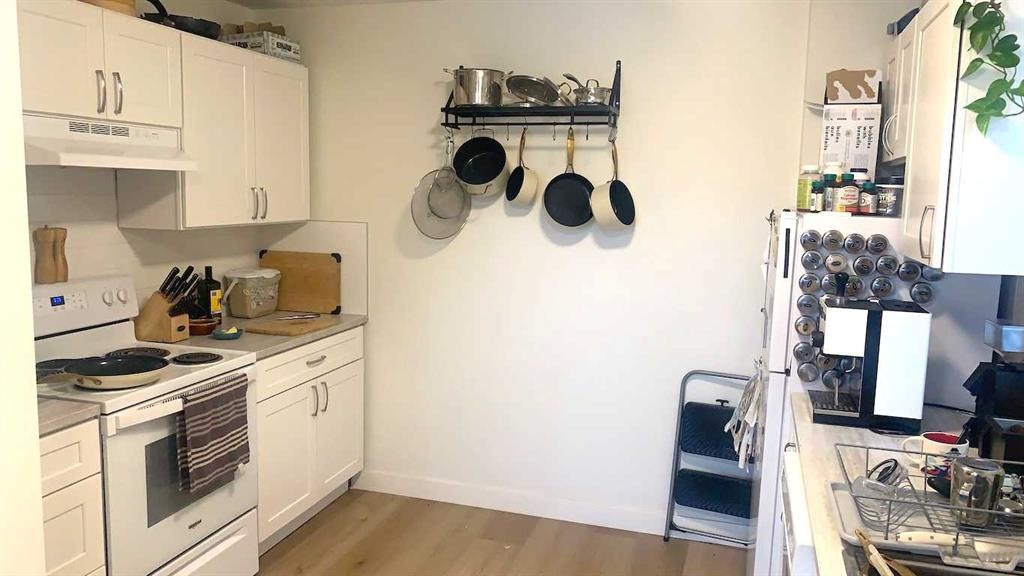 726 5A Street Nw, Calgary, AB - Indoor Photo Showing Kitchen