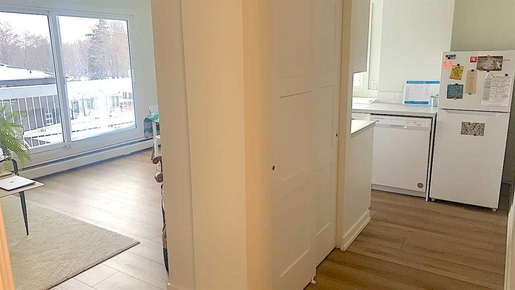 726 5A Street Nw, Calgary, AB - Indoor Photo Showing Other Room