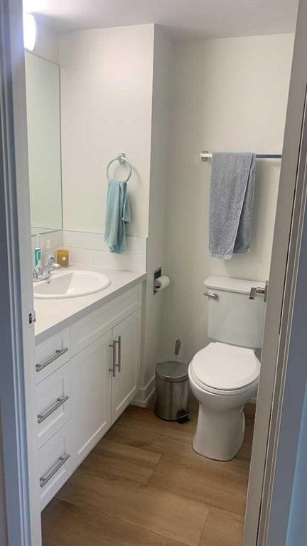 726 5A Street Nw, Calgary, AB - Indoor Photo Showing Bathroom