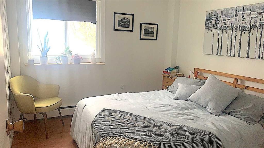 726 5A Street Nw, Calgary, AB - Indoor Photo Showing Bedroom