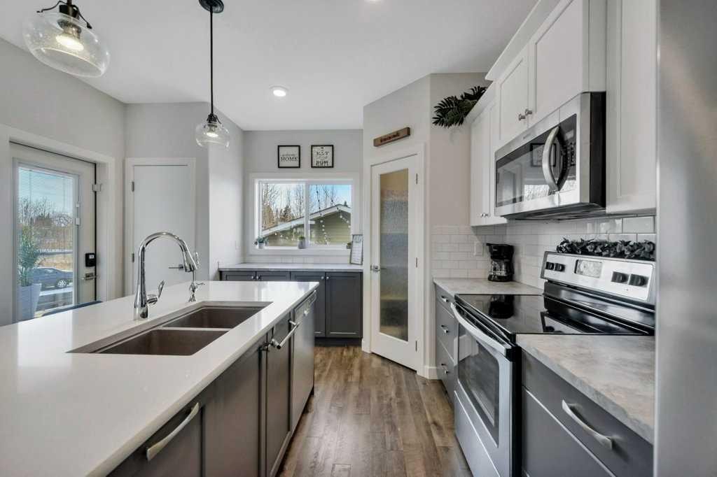 57 Hampton Crescent, Sylvan Lake, AB - Indoor Photo Showing Kitchen With Stainless Steel Kitchen With Double Sink With Upgraded Kitchen