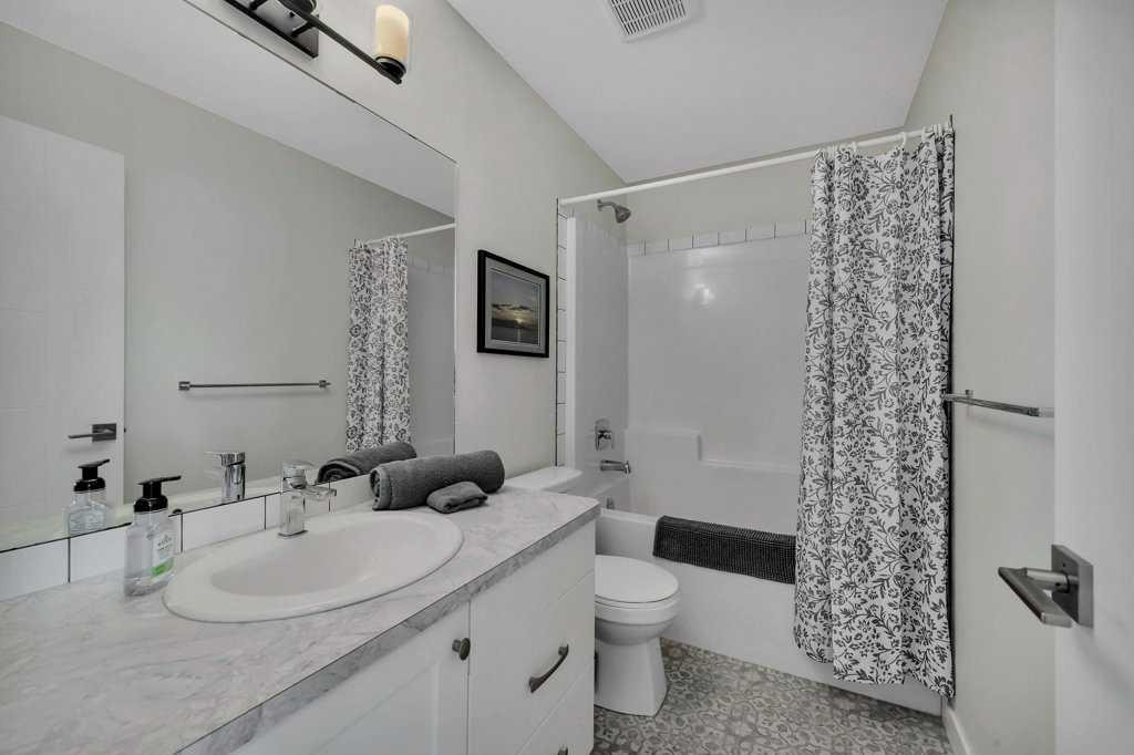 57 Hampton Crescent, Sylvan Lake, AB - Indoor Photo Showing Bathroom