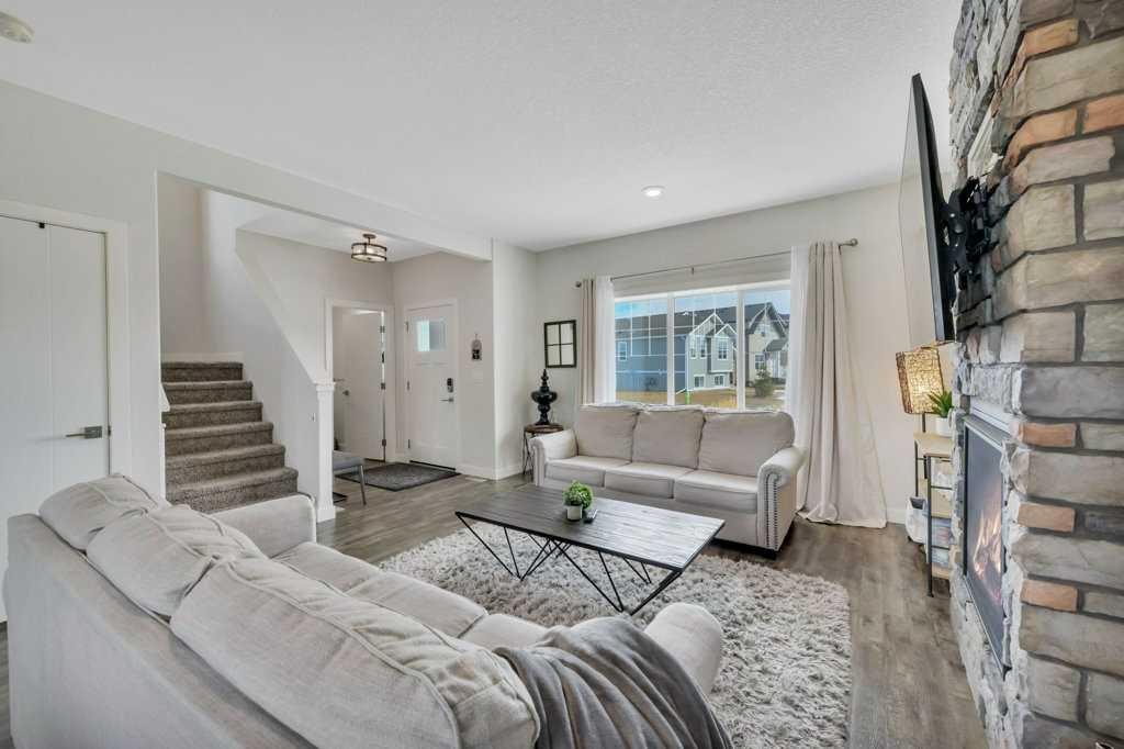 57 Hampton Crescent, Sylvan Lake, AB - Indoor Photo Showing Living Room