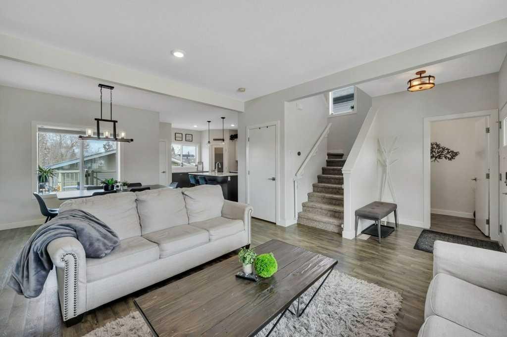 57 Hampton Crescent, Sylvan Lake, AB - Indoor Photo Showing Living Room