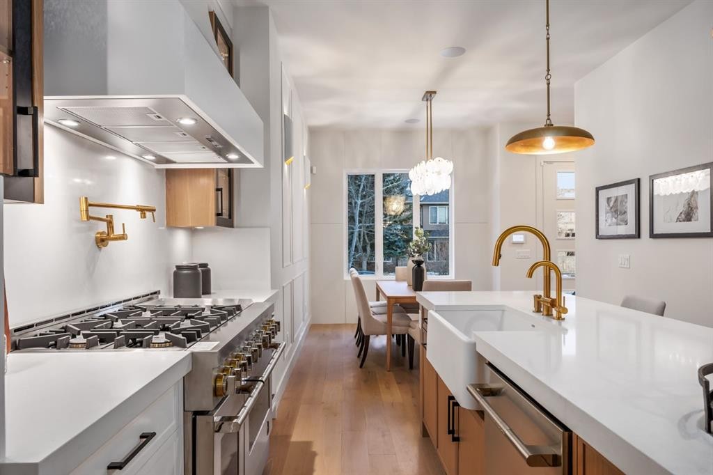 727 15 Street Nw, Calgary, AB - Indoor Photo Showing Kitchen With Upgraded Kitchen
