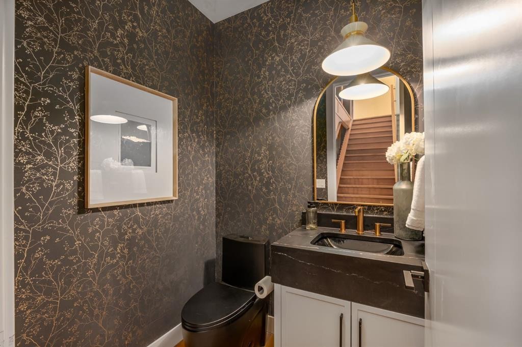 727 15 Street Nw, Calgary, AB - Indoor Photo Showing Bathroom