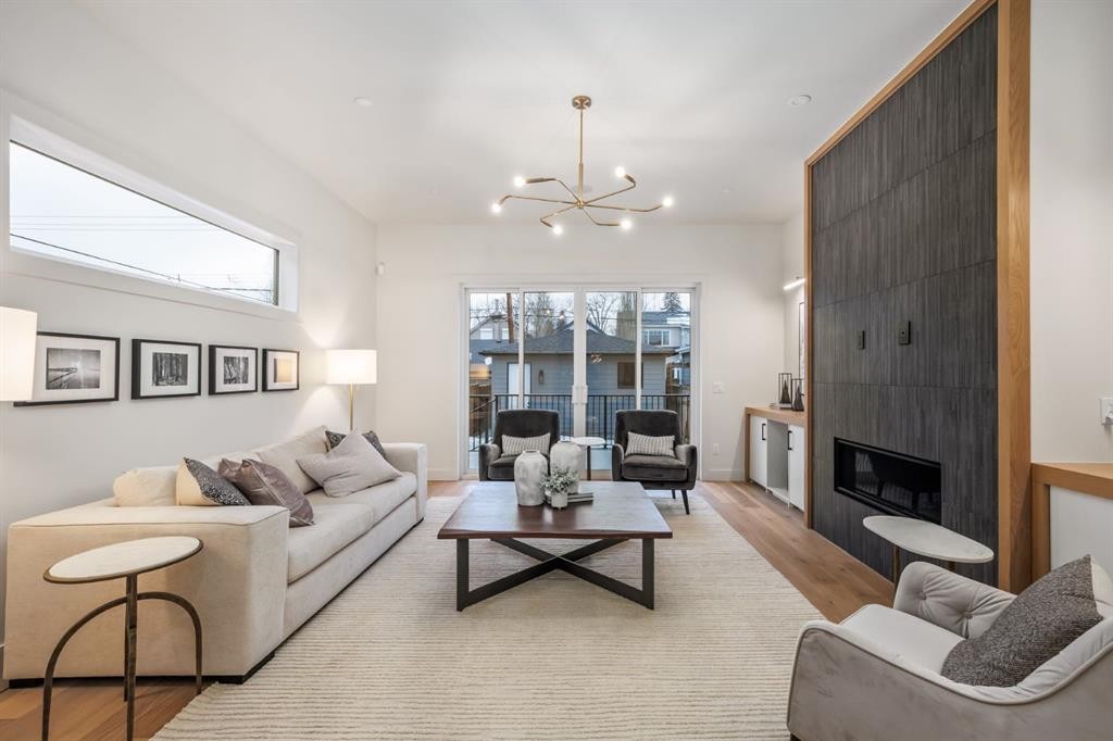 727 15 Street Nw, Calgary, AB - Indoor Photo Showing Living Room With Fireplace
