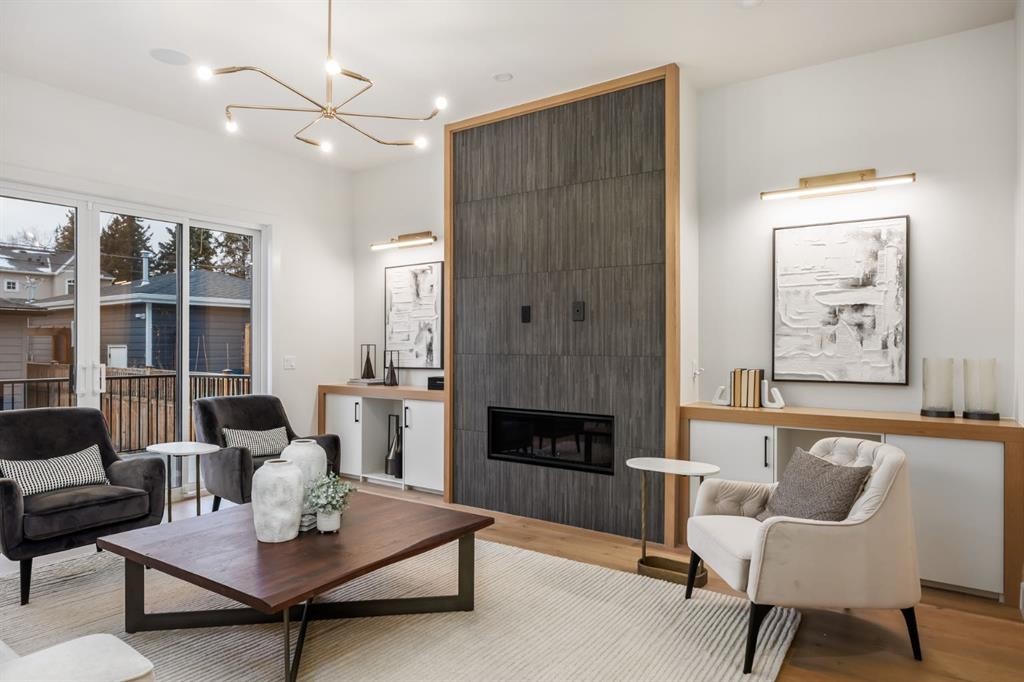 727 15 Street Nw, Calgary, AB - Indoor Photo Showing Living Room With Fireplace