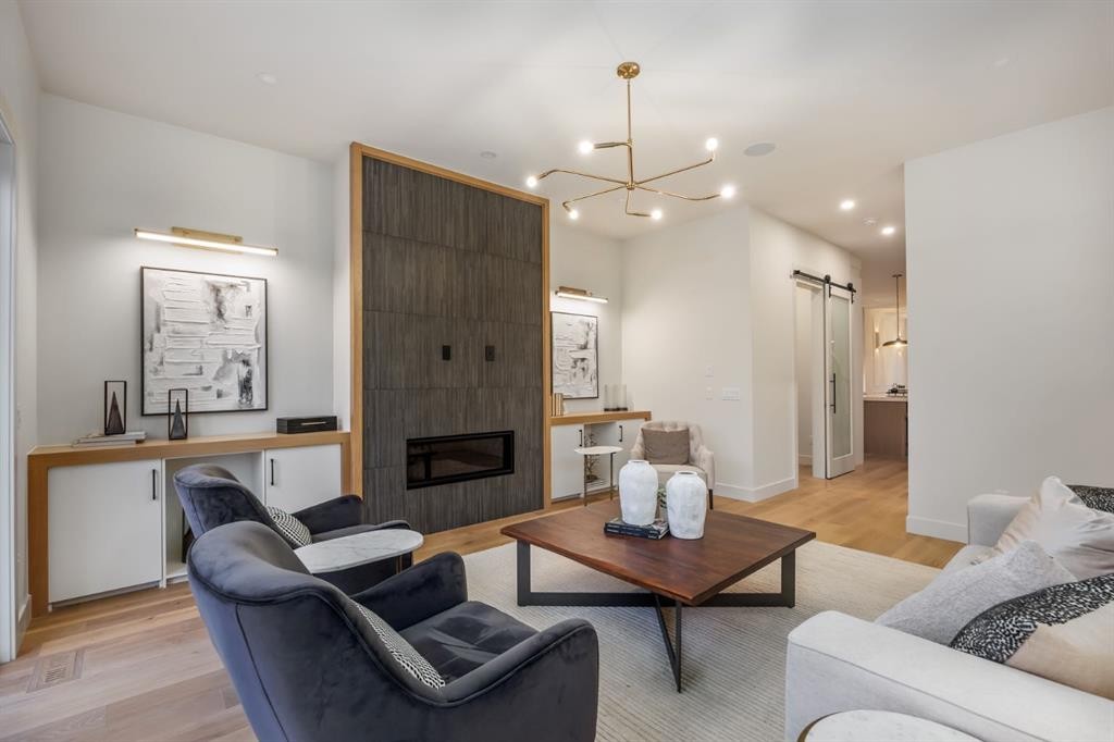 727 15 Street Nw, Calgary, AB - Indoor Photo Showing Living Room With Fireplace