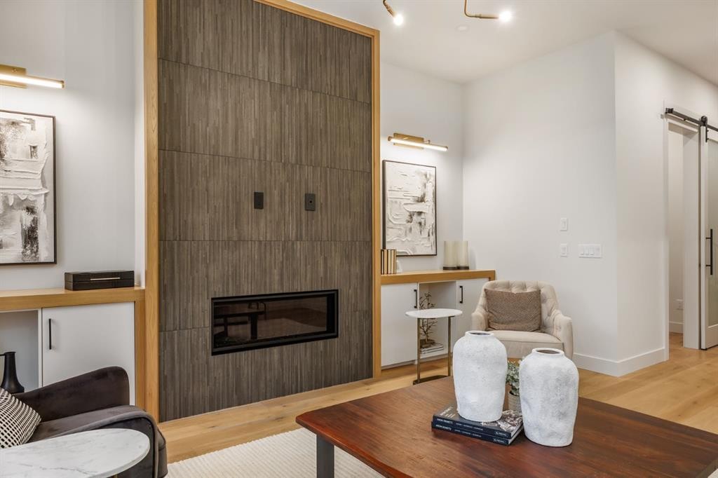 727 15 Street Nw, Calgary, AB - Indoor Photo Showing Living Room With Fireplace