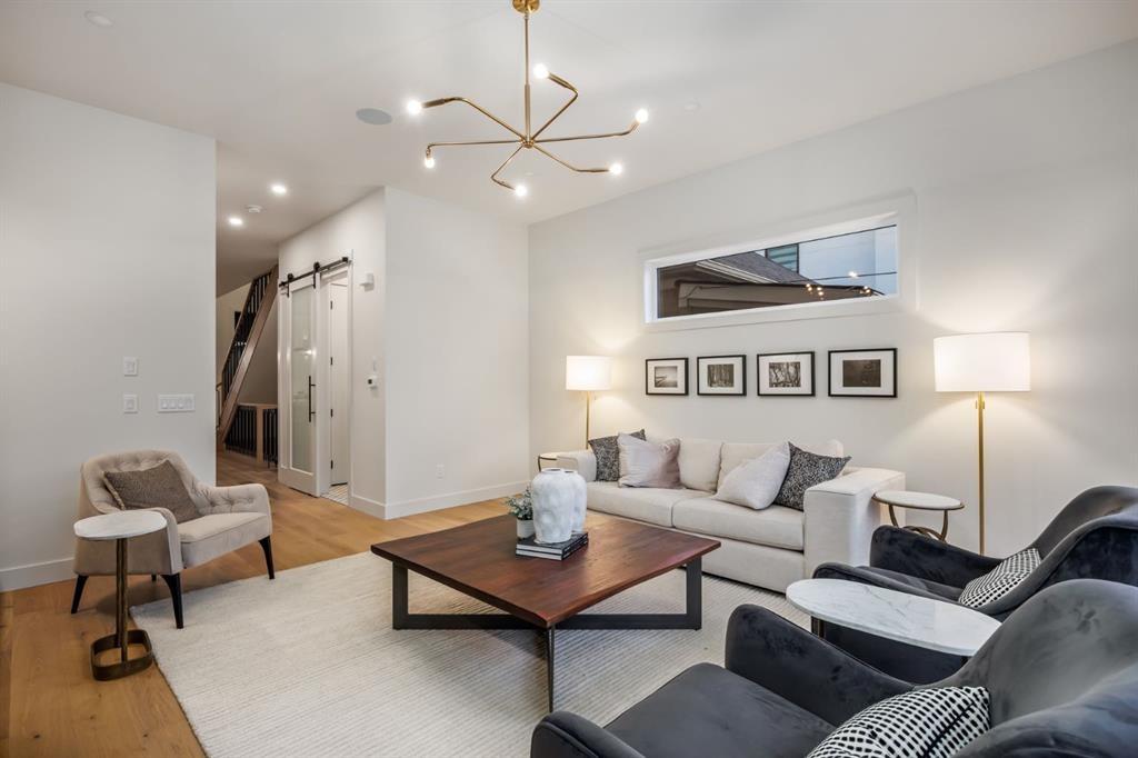 727 15 Street Nw, Calgary, AB - Indoor Photo Showing Living Room