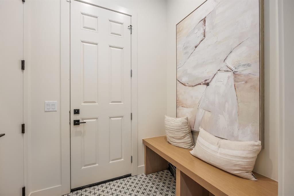 727 15 Street Nw, Calgary, AB - Indoor Photo Showing Other Room