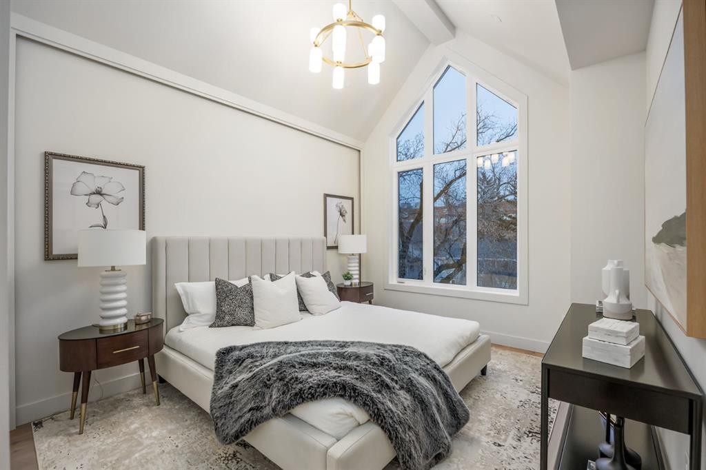 727 15 Street Nw, Calgary, AB - Indoor Photo Showing Bedroom