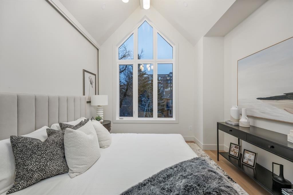 727 15 Street Nw, Calgary, AB - Indoor Photo Showing Bedroom