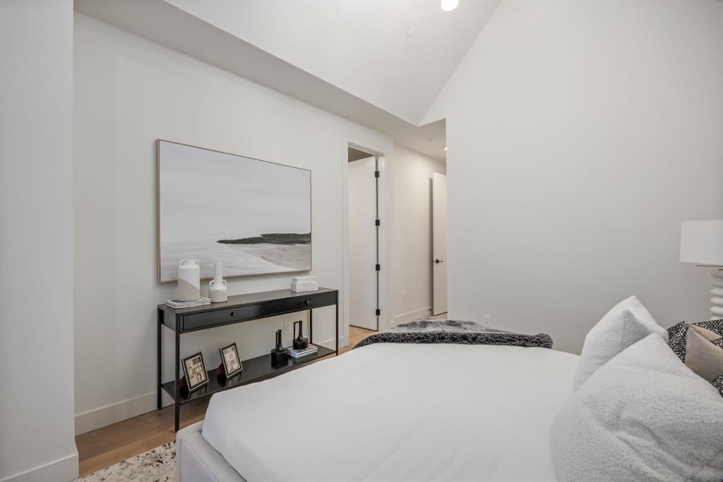 727 15 Street Nw, Calgary, AB - Indoor Photo Showing Bedroom