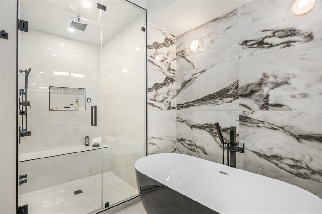 727 15 Street Nw, Calgary, AB - Indoor Photo Showing Bathroom