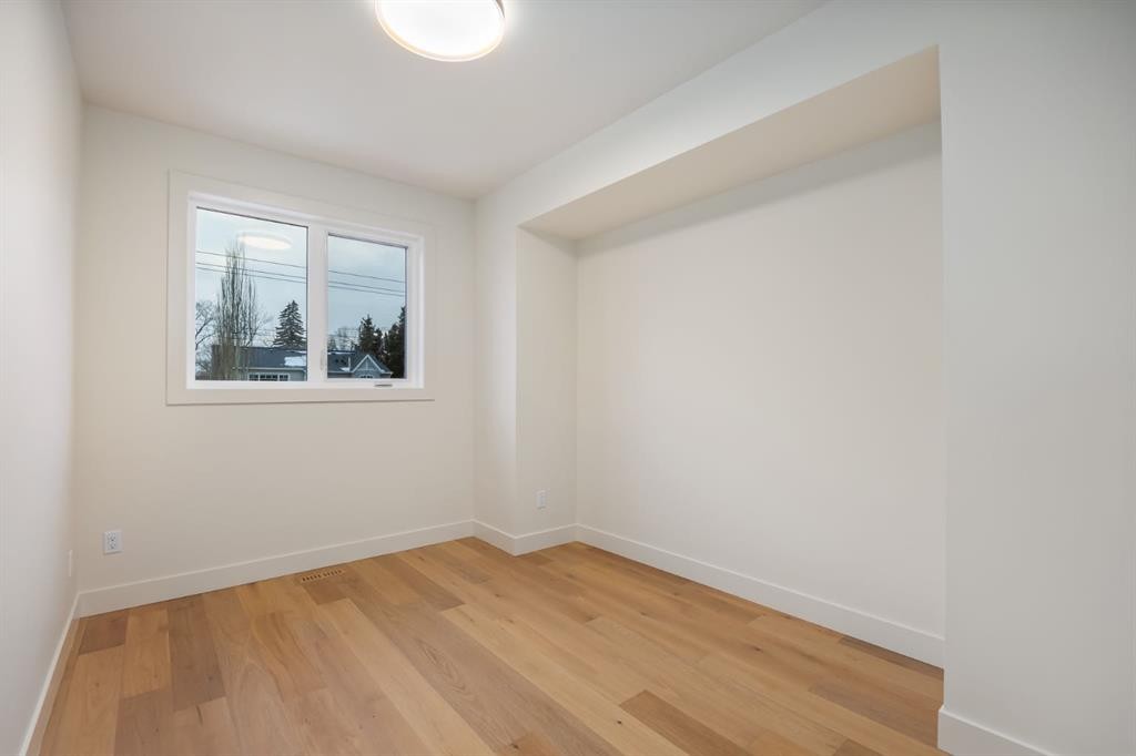 727 15 Street Nw, Calgary, AB - Indoor Photo Showing Other Room