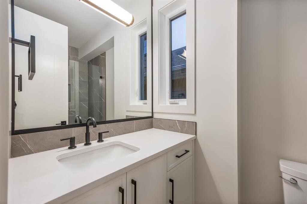 727 15 Street Nw, Calgary, AB - Indoor Photo Showing Bathroom