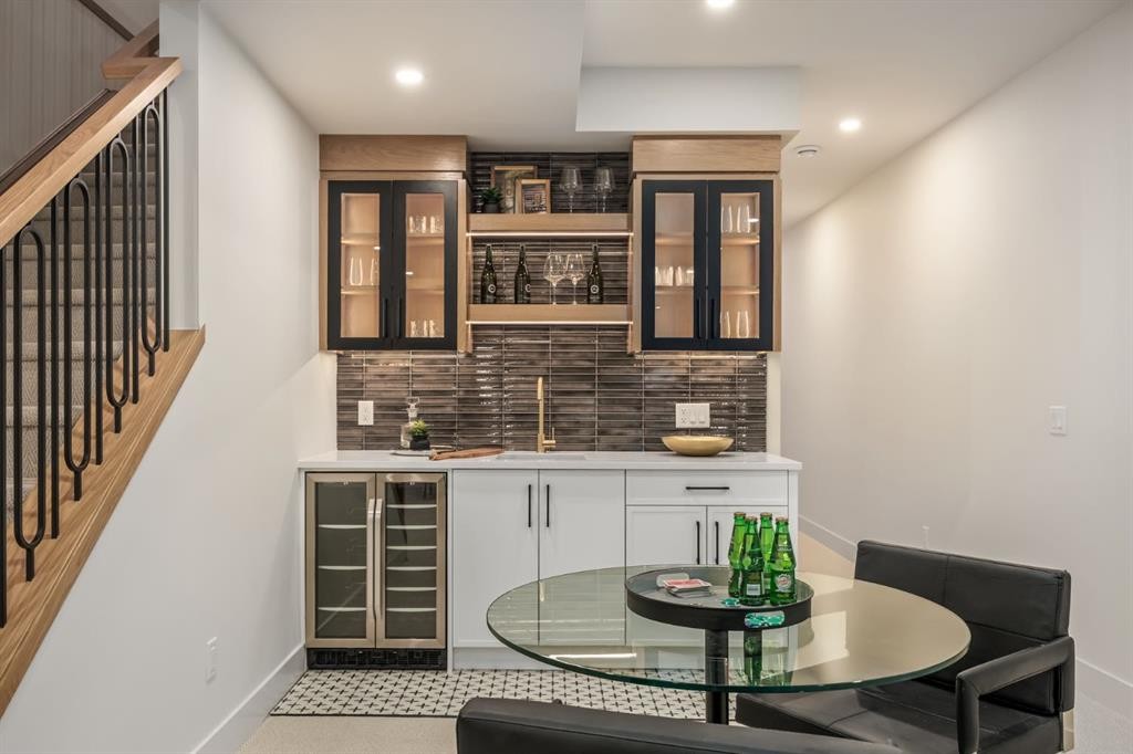 727 15 Street Nw, Calgary, AB - Indoor Photo Showing Dining Room