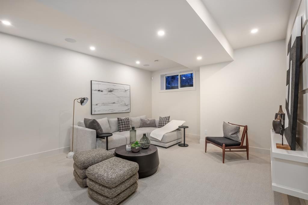 727 15 Street Nw, Calgary, AB - Indoor Photo Showing Other Room