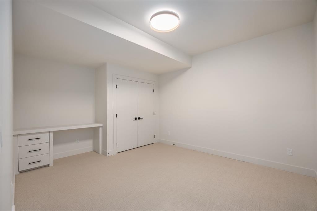 727 15 Street Nw, Calgary, AB - Indoor Photo Showing Other Room