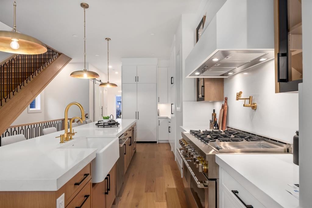 727 15 Street Nw, Calgary, AB - Indoor Photo Showing Kitchen With Upgraded Kitchen