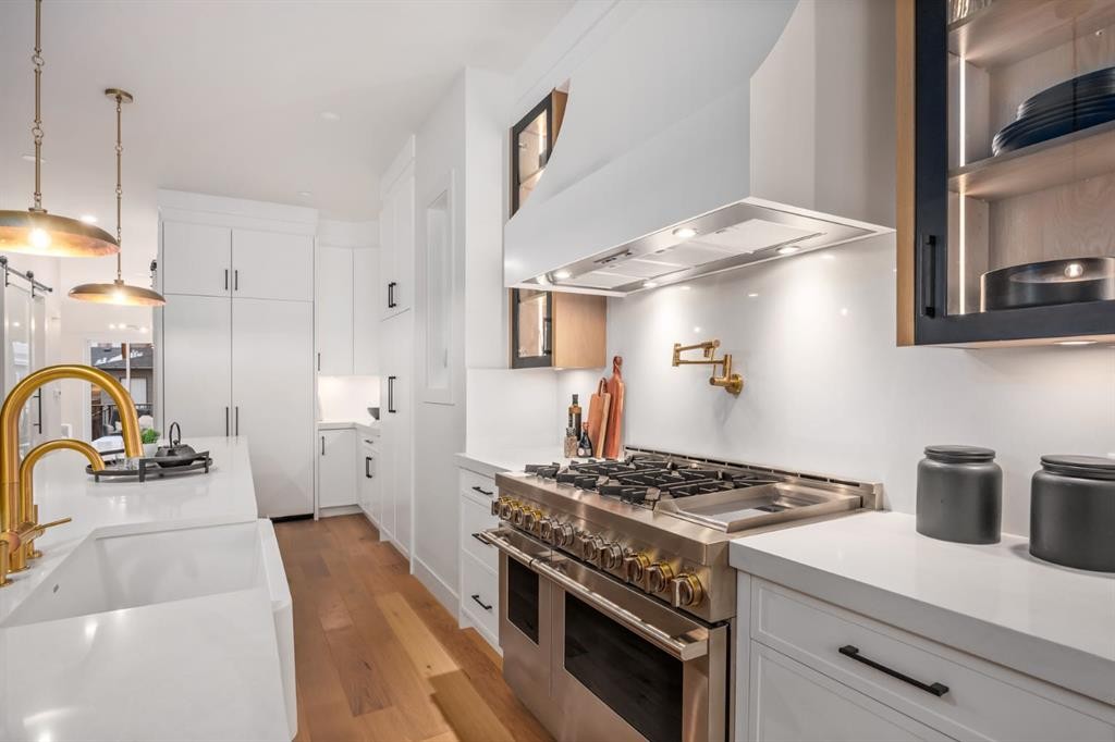 727 15 Street Nw, Calgary, AB - Indoor Photo Showing Kitchen With Upgraded Kitchen