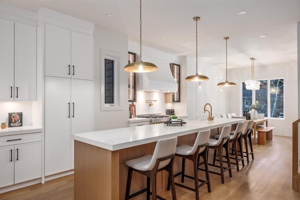 727 15 Street Nw, Calgary, AB - Indoor Photo Showing Kitchen With Upgraded Kitchen