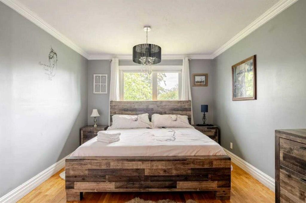 1509 38 Street Se, Calgary, AB - Indoor Photo Showing Bedroom