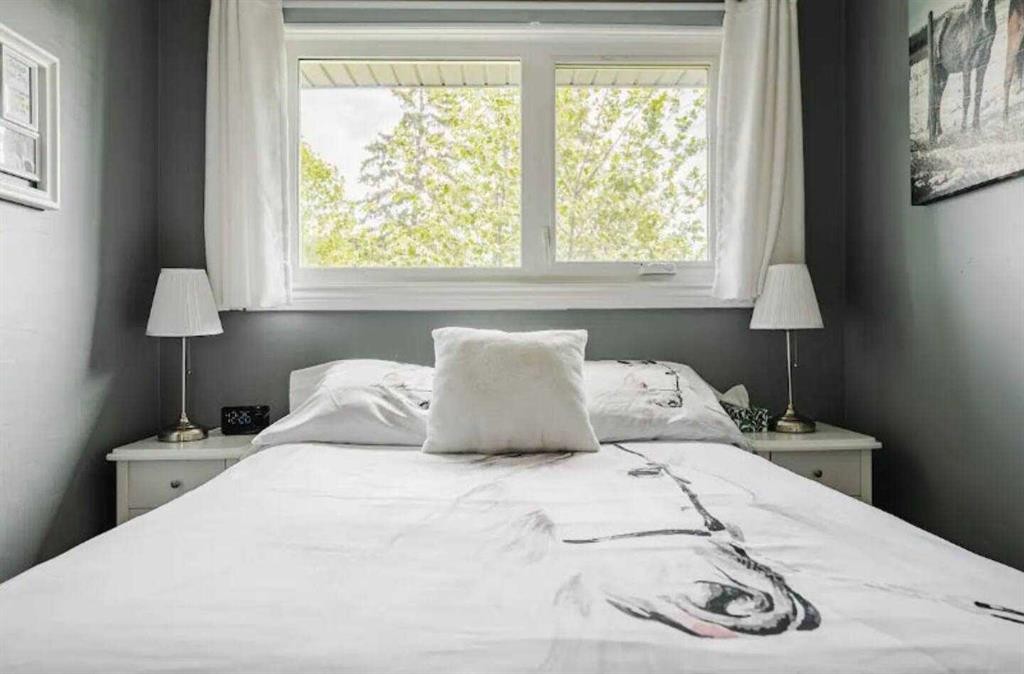 1509 38 Street Se, Calgary, AB - Indoor Photo Showing Bedroom