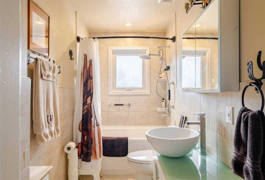 1509 38 Street Se, Calgary, AB - Indoor Photo Showing Bathroom