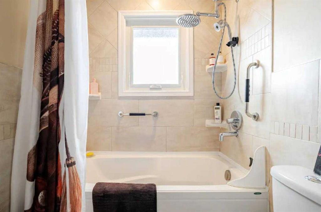 1509 38 Street Se, Calgary, AB - Indoor Photo Showing Bathroom