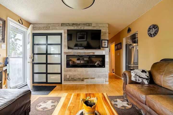 1509 38 Street Se, Calgary, AB - Indoor Photo Showing Living Room With Fireplace