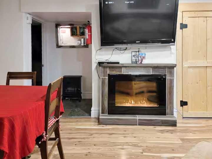 1509 38 Street Se, Calgary, AB - Indoor Photo Showing Living Room With Fireplace