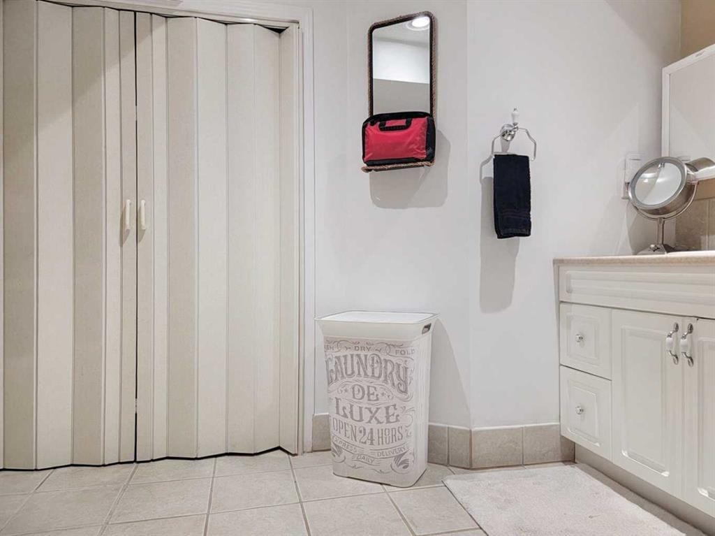 1509 38 Street Se, Calgary, AB - Indoor Photo Showing Bathroom