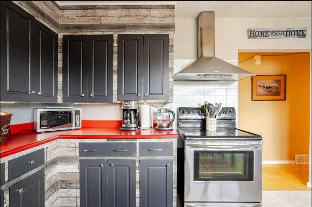 1509 38 Street Se, Calgary, AB - Indoor Photo Showing Kitchen