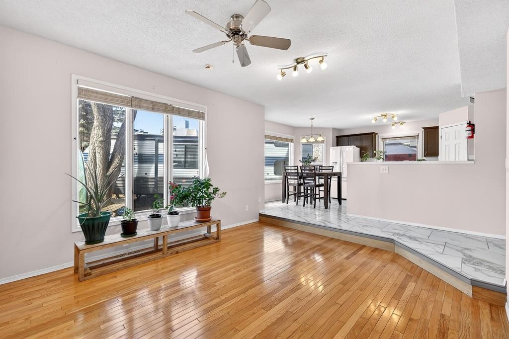 29 Sundown Way Se, Calgary, AB - Indoor Photo Showing Living Room