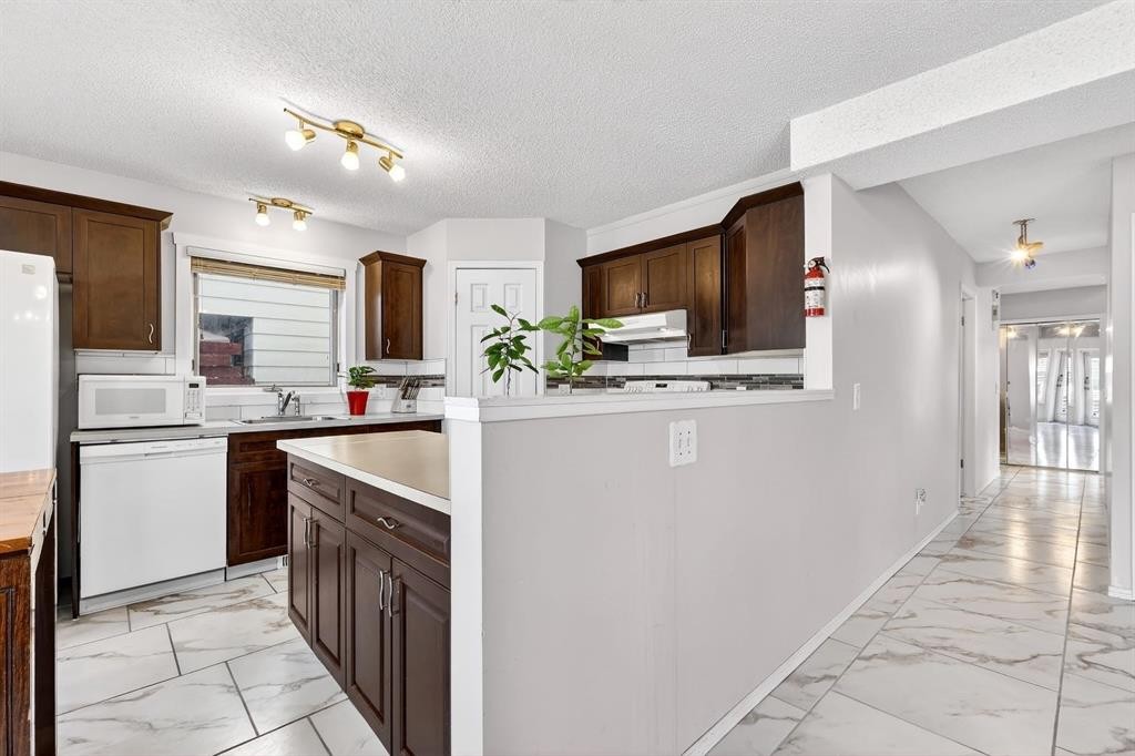 29 Sundown Way Se, Calgary, AB - Indoor Photo Showing Kitchen