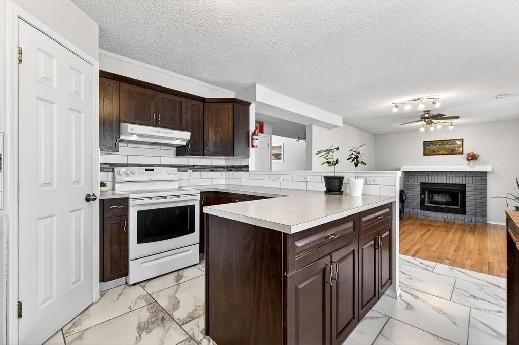 29 Sundown Way Se, Calgary, AB - Indoor Photo Showing Kitchen