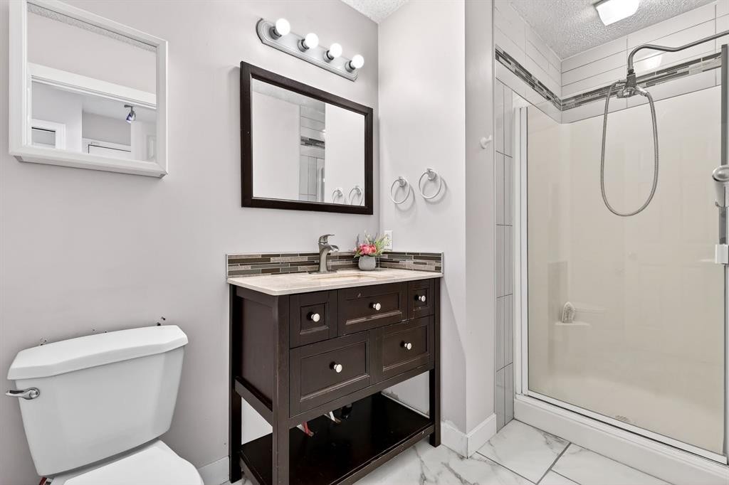 29 Sundown Way Se, Calgary, AB - Indoor Photo Showing Bathroom