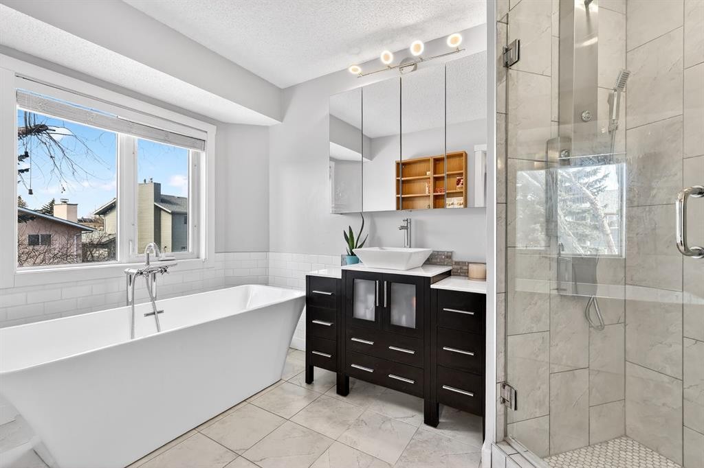 29 Sundown Way Se, Calgary, AB - Indoor Photo Showing Bathroom