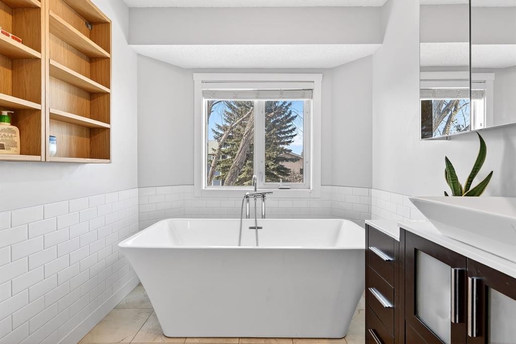 29 Sundown Way Se, Calgary, AB - Indoor Photo Showing Bathroom