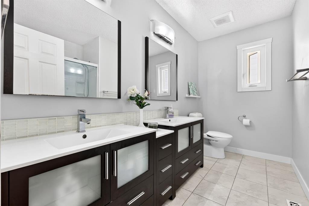 29 Sundown Way Se, Calgary, AB - Indoor Photo Showing Bathroom