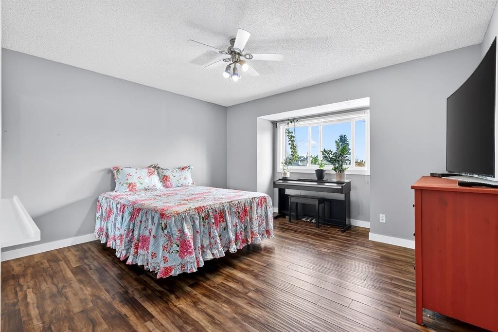 29 Sundown Way Se, Calgary, AB - Indoor Photo Showing Bedroom