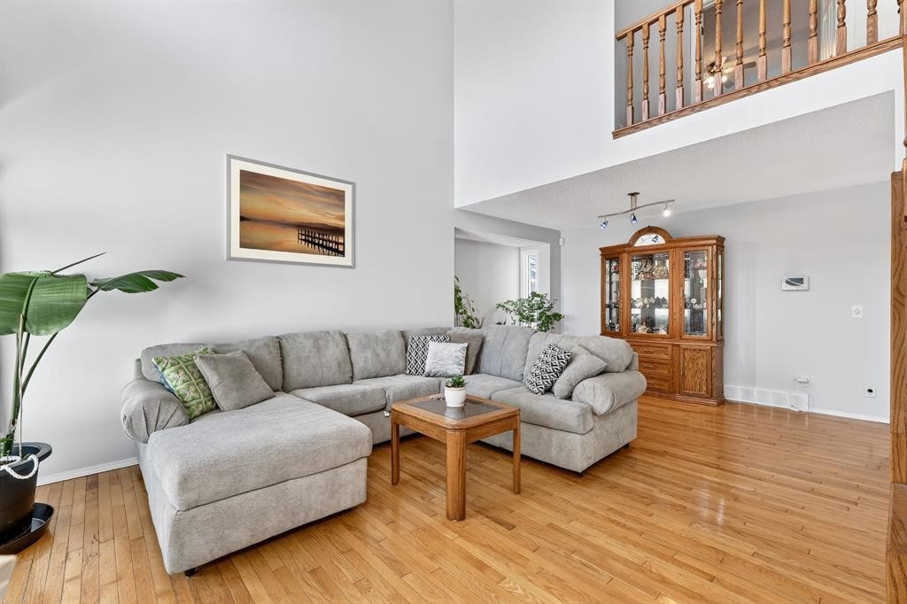 29 Sundown Way Se, Calgary, AB - Indoor Photo Showing Living Room